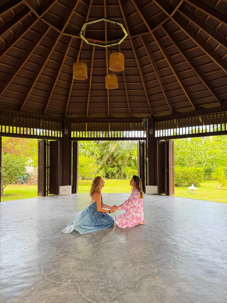 Sala de yoga aberta, cercada pela natureza