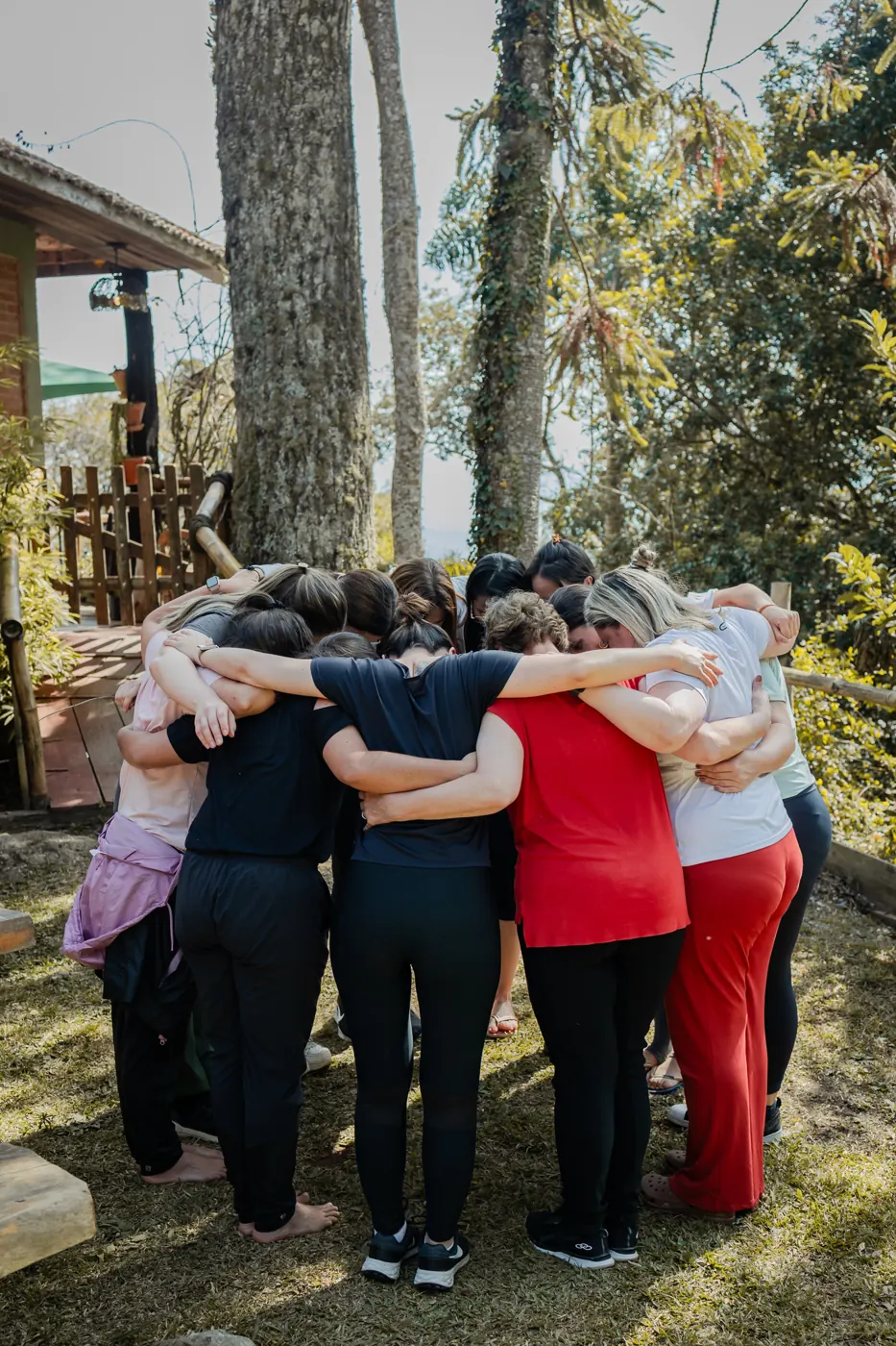 Grupo de mulheres em um abraço coletivo