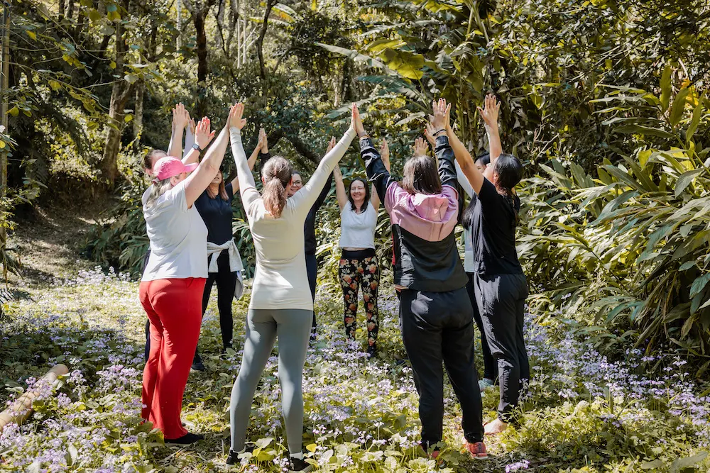 Mulheres celebrando com os braços para o alto